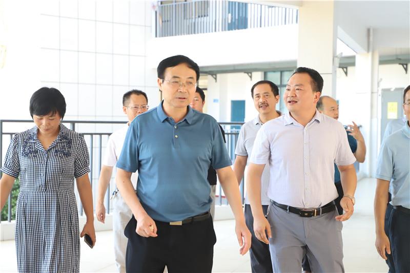 縣委副書記、縣長(zhǎng)陸志前一行蒞臨我校調(diào)研指導(dǎo)工作